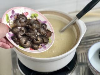 17、黄海遨游益“肾&心”➕热乎乎海参小米粥,粥搅拌一下，加入海参