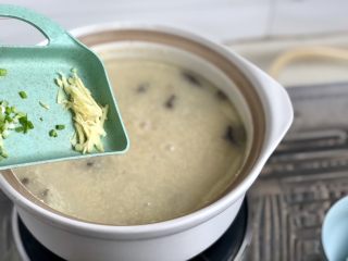 18、黄海遨游益“肾&心”➕热乎乎海参小米粥,加入姜丝，搅拌均匀。