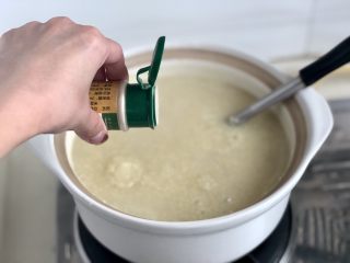 20、黄海遨游益“肾&心”➕热乎乎海参小米粥,加入少许白胡椒粉搅拌均匀