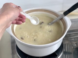 21、黄海遨游益“肾&心”➕热乎乎海参小米粥,尝下咸淡，因为鸡汁或者浓汤宝都是有盐分的，根据个人口味再添加少许食盐，拌匀