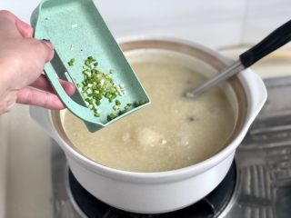 22、黄海遨游益“肾&心”➕热乎乎海参小米粥,关火，撒上少许葱末，赶紧盛一碗热乎乎的小米粥，享受一份暖胃暖心的早餐吧