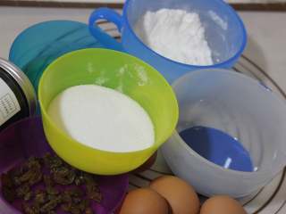 1、蝶豆花戚风蛋糕,蝶豆花放入牛奶中，用微波炉加热牛奶（牛奶和蝶豆花的分量可以稍微大一些，最后过滤出蝶豆花牛奶液，这样才会有足够的牛奶用），牛奶加热以后，用筷子搅拌，完全浸泡出蝶豆花的颜色，用小筛子过滤出蝶豆花牛奶液，分量为32克即可，要等到牛奶液完全放凉以后才可以用