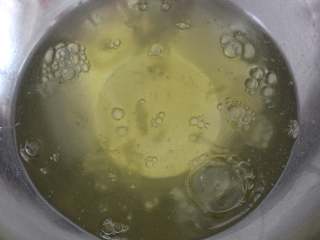 2、蝶豆花戚风蛋糕,蛋白蛋黄分离，蛋白要打入无油无水的盆中