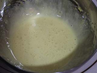 3、蝶豆花戚风蛋糕, 蛋黄加入18克白砂糖，用打蛋器打至颜色发白