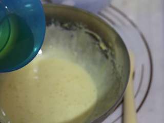 4、蝶豆花戚风蛋糕, 分三次加入色拉油，每加一次油要用刮刀完全的搅拌均匀，让蛋黄和油乳化彻底，再加下一次