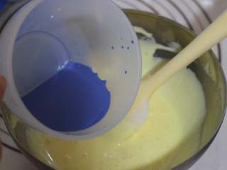 5、蝶豆花戚风蛋糕,加入蝶豆花牛奶拌匀