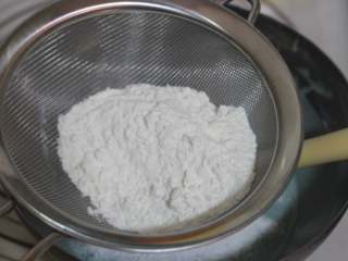 6、蝶豆花戚风蛋糕,筛入低筋面粉，翻拌均匀！这时候的面糊呈现淡蓝色