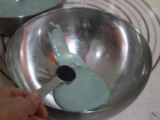 7、蝶豆花戚风蛋糕,分出大概五分之一的蛋黄糊，加入一小勺竹炭粉，拌成黑色的面糊