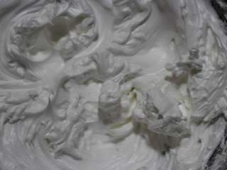 8、蝶豆花戚风蛋糕, 蛋白加几滴白醋，用打蛋器打出粗泡的时候加第一次白砂糖！继续搅打，泡沫细腻的时候加第二次白砂糖！打至出现纹路的时候，加最后一次白砂糖！最后提出打蛋器，蛋白呈现短小直立的尖角即可