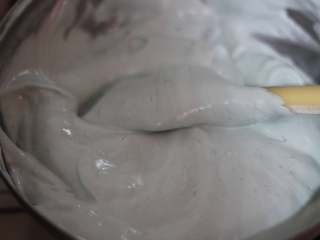 9、蝶豆花戚风蛋糕,分次拌入蓝色蛋黄糊中，剩下蛋白糊的大概五分之一，拌入竹炭糊中，做成黑色的！