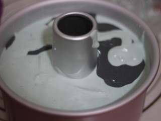 10、蝶豆花戚风蛋糕, 面糊挤完以后，从高出落下摔两下，震出面糊中的大气泡