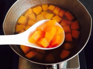 8、木瓜牛奶炖桃胶,中火煮五分钟即可关火