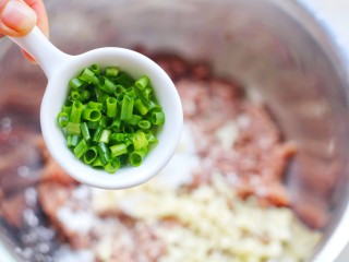 3、莲藕肉丸,加葱花。