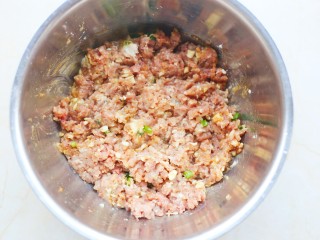 11、莲藕肉丸,搅拌均匀腌制15分钟。