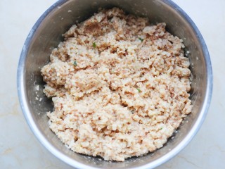 13、莲藕肉丸,倒入肉末中拌匀。