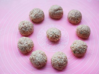 14、莲藕肉丸,揉成团。