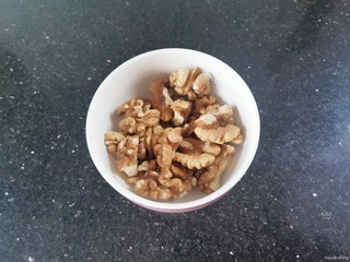 2、油炸汤圆,核桃仁