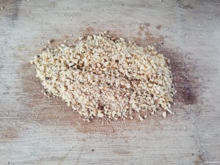 4、油炸汤圆,核桃仁剁碎