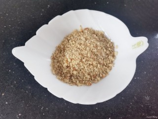 5、油炸汤圆,装入碗中