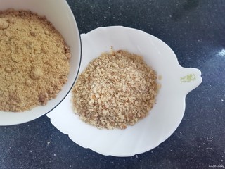 6、油炸汤圆,加入红糖拌匀