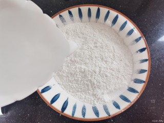 8、油炸汤圆,糯米粉依次加入适量的水，搅拌均匀