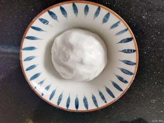 9、油炸汤圆,揉成光滑的面团