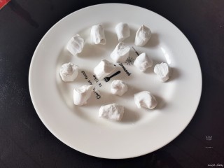 10、油炸汤圆,摘成均匀小块