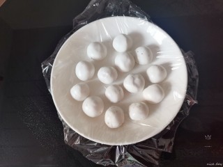 11、油炸汤圆,把核桃馅包里面，揉成小圆球