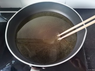 12、油炸汤圆,平底锅热锅冷油，烧至筷子放进去冒泡