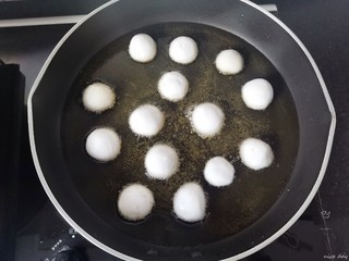 13、油炸汤圆,转小火放进汤圆炸