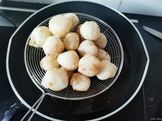 14、油炸汤圆,炸至表皮稍微有点黄捞出沥油