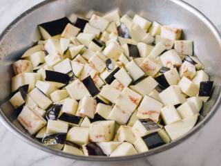 1、肉末茄子,将1勺盐溶入8杯水中,放入盆中。将切好的茄子放入盐水中浸泡15分钟。15分钟后,沥干茄子, 把水挤出来。备用。这样茄子可以更快地煮熟,并不会那么吸油。