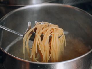 2、肉末茄子,意大利面煮熟,备用。