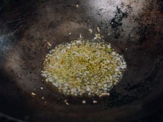 4、肉末茄子,在锅中加热3大勺油。把生姜和大蒜煮大约一分钟。