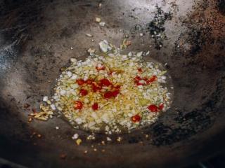 5、肉末茄子,加入辣椒,再煮一分钟。