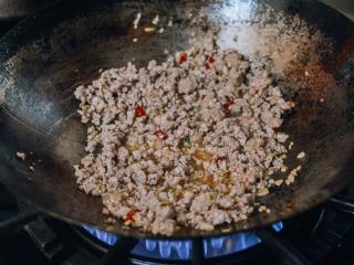 6、肉末茄子,然后加猪肉,把火调大。