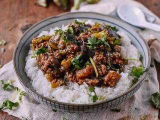 9、肉末茄子,煮熟后直接加到米饭上就是盖浇饭了。