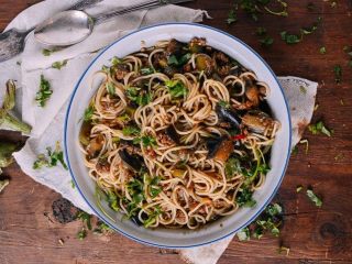 10、肉末茄子,意大利面的淀粉会使汤汁变稠。所以要手快把煮熟的面条加到锅里混合好,加盐调味,立即上桌!