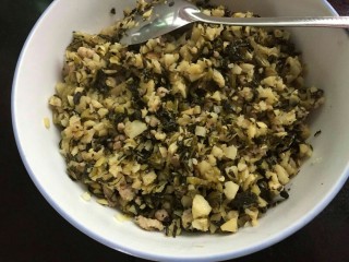 1、糯米青团/清明粿,雪菜笋切末和肉一起炒好调味