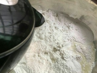 5、糯米青团/清明粿,慢慢倒入开水