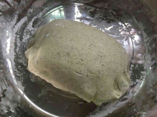 8、糯米青团/清明粿,然后用手反反复复揉成这样的光滑面团