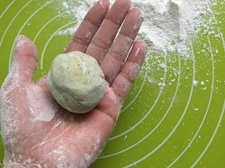 9、糯米青团/清明粿,用手抓一个个这样大小的剂子