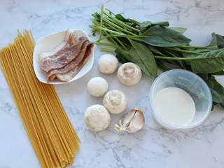 1、奶油菠菜蘑菇意面,准备好所需食材