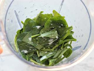 2、奶油菠菜蘑菇意面,菠菜洗净后切成小段，放入料理机搅拌杯内，再加入牛奶