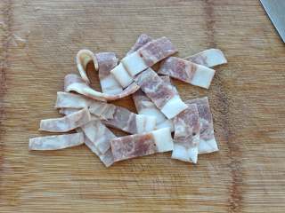 4、奶油菠菜蘑菇意面,将培根切成小片