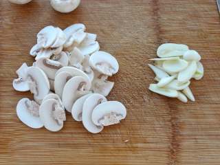 5、奶油菠菜蘑菇意面,口蘑和大蒜切片状