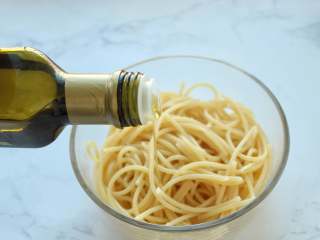 7、奶油菠菜蘑菇意面,捞出后加入一汤匙橄榄油拌匀防止粘连