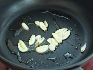 8、奶油菠菜蘑菇意面,另起锅放入两汤匙橄榄油烧至五成热，放入蒜片小火炒香