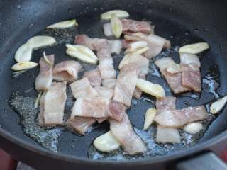 9、奶油菠菜蘑菇意面,再放入培根炒至透明出油状态