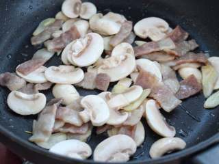 10、奶油菠菜蘑菇意面,接着放入口蘑翻炒一分钟左右